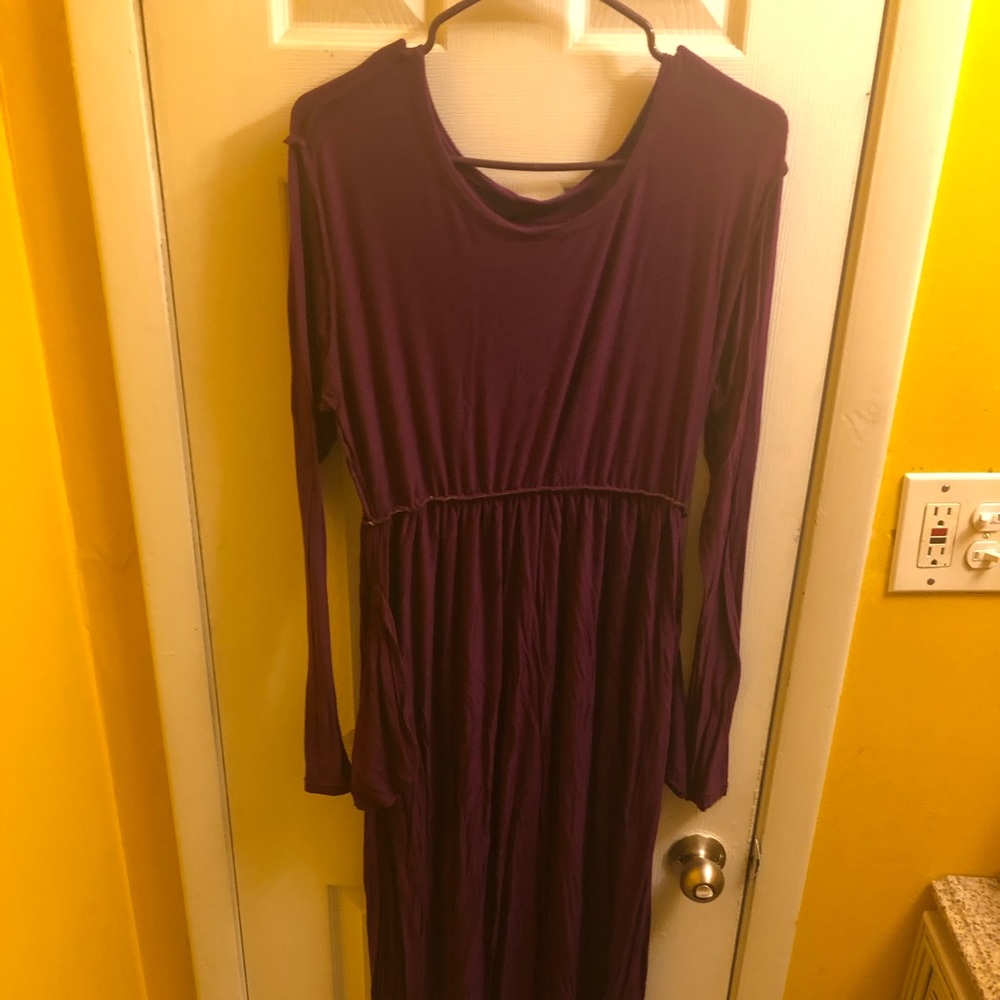 Long shelve, purple dress. Has pockets!